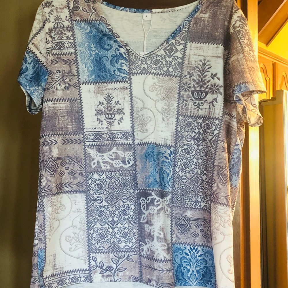 Short sleeve top in shades of blue & gray
